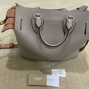 Relisted- Burberry tote like new